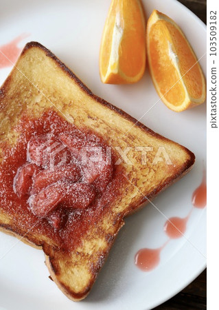 Toast arrangement with homemade strawberry sauce Toast arrangement with homemade strawberry sauce 103509182