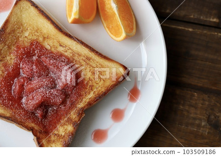 配自製草莓醬的吐司 配自製草莓醬的吐司 103509186