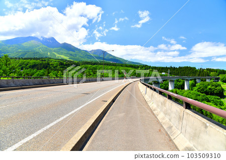 從信越橋眺望妙高山(新潟縣妙高市)【2023年5月】 從信越橋眺望妙高山(新潟縣妙高市)【2023年5月】 103509310