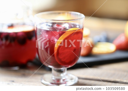 清爽的冰涼花草茶，配上大量新鮮水果 103509580