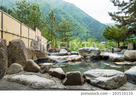 清新的綠色露天浴池【奧飛騨溫泉鄉栃尾溫泉古人之湯】 103510110