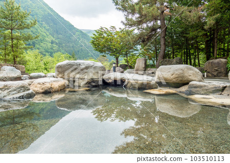 Fresh green open-air bath [Okuhida Onsengo Tochio Onsen Kojin no Yu] 103510113
