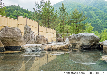 Fresh green open-air bath [Okuhida Onsengo Tochio Onsen Kojin no Yu] 103510114