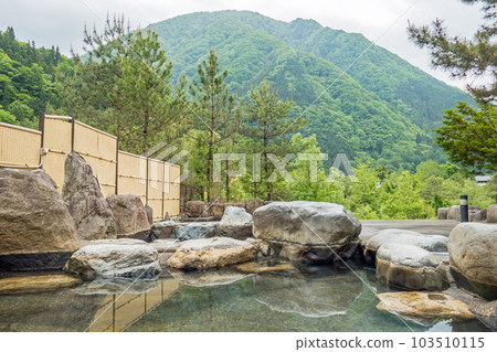Fresh green open-air bath [Okuhida Onsengo Tochio Onsen Kojin no Yu] 103510115