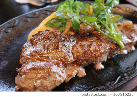 剛烤好的牛排 103510223