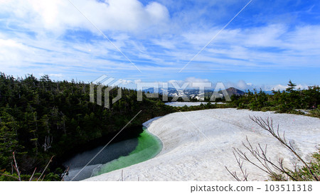 八幡平春天的壯觀景色 梅根沼澤的融雪和背後的龍眼 103511318