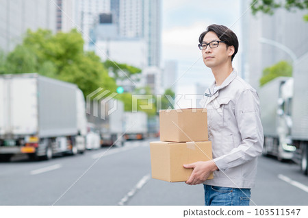 大卡車和年輕的搬運工 103511547