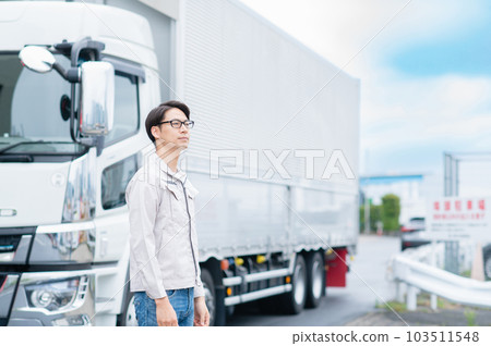 大卡車和年輕的搬運工 103511548