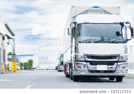 等待在倉庫附近的大卡車 等待在倉庫附近的大卡車 103511553