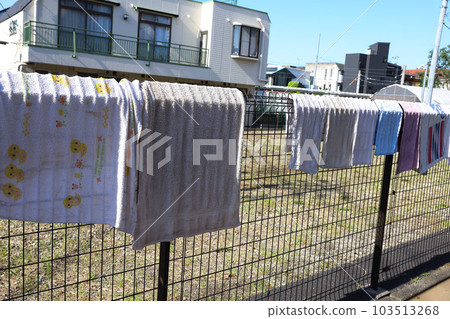 [Laundry] Towels hung on the park fence 103513268