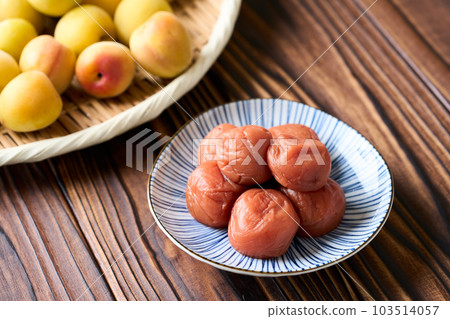 Umeboshi and ripe plum (Kishu Nanko plum) 103514057