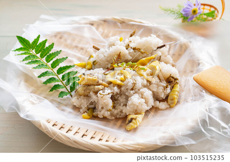 Wild vegetable steamed rice with bracken and bamboo shoots 103515235