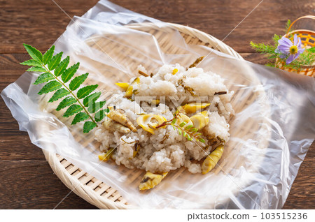 Wild vegetable steamed rice with bracken and bamboo shoots 103515236