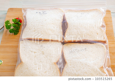 三明治放在冷凍袋裡冷凍 三明治放在冷凍袋裡冷凍 103515265