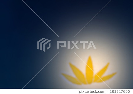 暗戀鐵色背景。日式圖像插圖,左下角有一片金色的楓葉,被月光照亮。 暗戀鐵色背景。日式圖像插圖,左下角有一片金色的楓葉,被月光照亮。 103517690