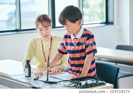 練習書法的學生和一位年輕的補習班老師 103518573