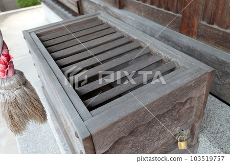 Sen chest of shrines 103519757