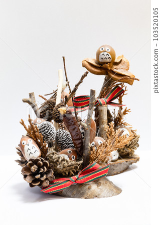 使用橡子和松果等天然材料的手工工藝品 103520105