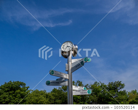 A clock installed in the plaza of Ueno Park and an information sign indicating the direction of the facility A clock installed in the plaza of Ueno Park and an information sign indicating the direction of the facility 103520114