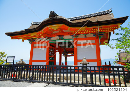 清水寺的西門,嫩葉和新綠 清水寺的西門,嫩葉和新綠 103521204