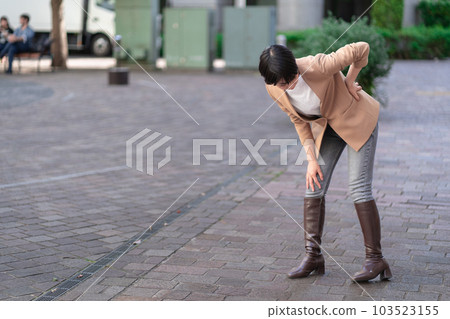 A kneeless woman 103523155