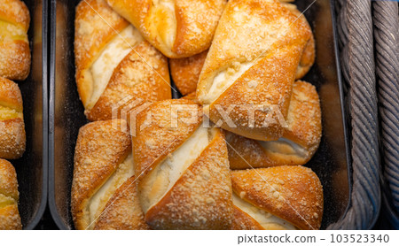 tray with fresh buns in the store tray with fresh buns in the store 103523340