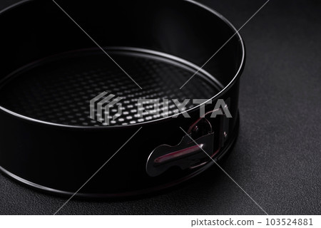 Round metal black detachable baking dish for baking 103524881