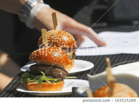 Selling hamburgers at street food market 103525209
