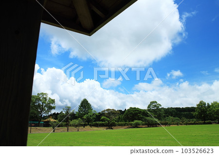 Scenery of a tranquil square with beautiful clouds Scenery of a tranquil square with beautiful clouds 103526623