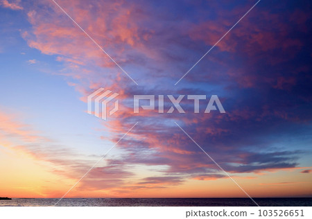 茨城縣久治浜海岸線的日出雲 103526651