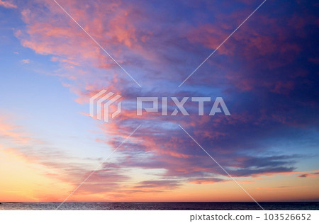 茨城縣久治浜海岸線的日出雲 103526652