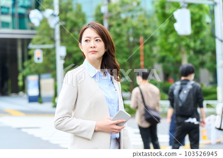 女性通勤 103526945