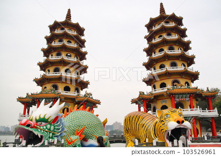 台灣台南高雄荷花池的旅遊勝地龍虎塔 台灣台南高雄荷花池的旅遊勝地龍虎塔 103526961