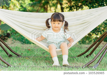 孩子在戶外露營地騎吊床（戶外玩耍） 103526985
