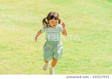 女孩草地公園跑步（2-3歲） 103527055