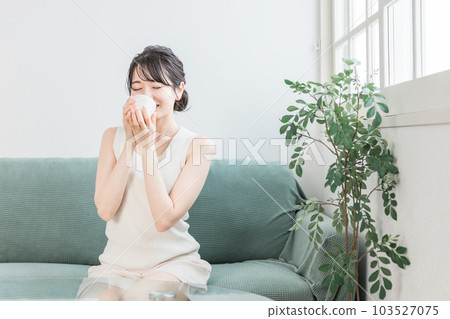 早上在家喝茶和熱水的放鬆亞洲女人 (Onkatsu) 103527075