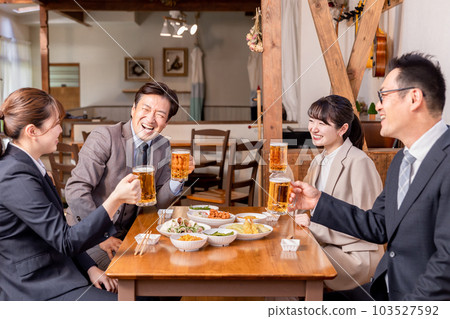 Men and women of boss subordinates who have a welcome party / drinking party for new employees at an izakaya Men and women of boss subordinates who have a welcome party / drinking party for new employees at an izakaya 103527592