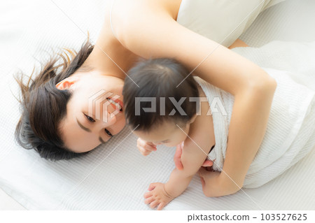 裹著浴巾的嬰兒』 103527625