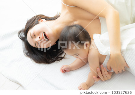 A baby wrapped in a bath towel　 103527626