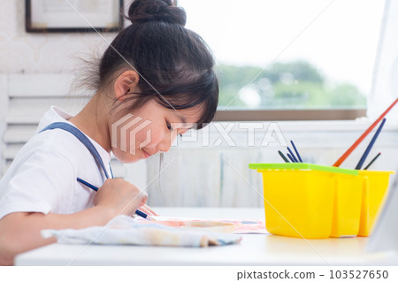 Children who draw pictures 103527650