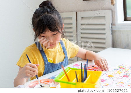 畫畫的孩子 103527651