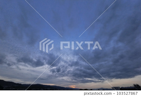 黎明天空和春天的日出被多層雲覆蓋,超廣角,主要是天空,230527am 黎明天空和春天的日出被多層雲覆蓋,超廣角,主要是天空,230527am 103527867