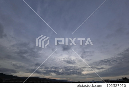 雲層覆蓋的春天早晨的天空・超廣角・主要是天空・230527am 雲層覆蓋的春天早晨的天空・超廣角・主要是天空・230527am 103527950