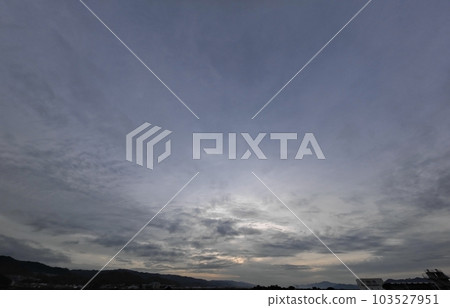 雲層覆蓋的春天早晨的天空・超廣角・主要是天空・230527am 103527951