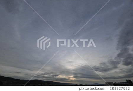 雲層覆蓋的春天早晨的天空・超廣角・主要是天空・230527am 103527952