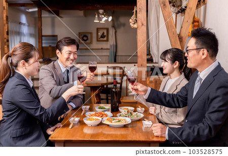 在居酒屋舉行年終晚會、新年晚會、酒會、宴會的男女同事、同事、上司和下屬 103528575