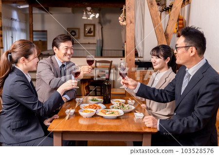 在居酒屋舉行年終晚會、新年晚會、酒會、宴會的男女同事、同事、上司和下屬 103528576