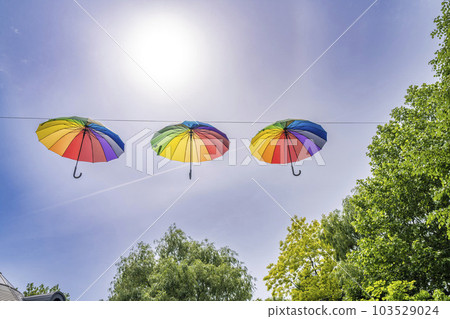 宮城縣上町，一座有山丘的公園，初夏的藥井，一座藍天和一把雨傘的紀念碑 103529024