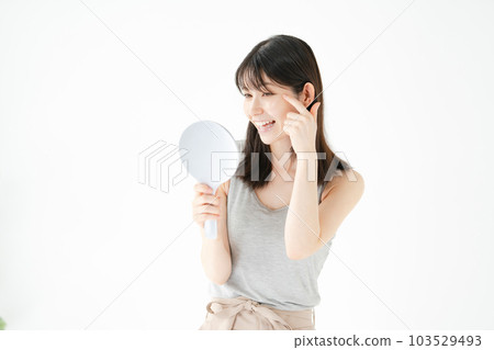 一個微笑著照鏡子的女人 美女 103529493
