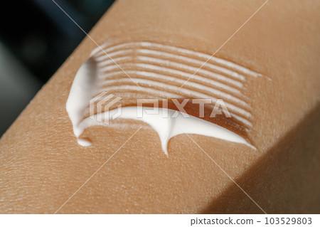 The texture of the white cream on the skin. The texture of the white cream on the skin. 103529803